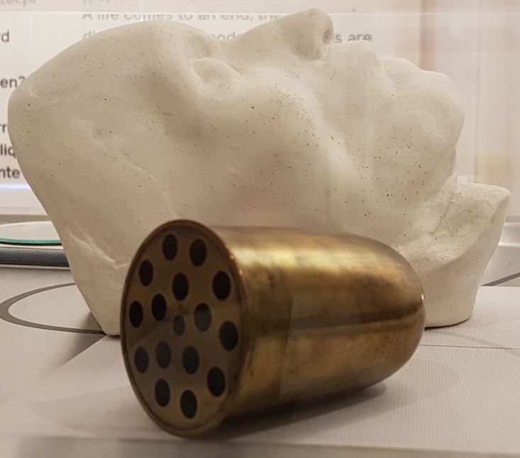 Ein Hörrohr, dahinter ein 3D Druck in weiß eines Beethoven Kopfes