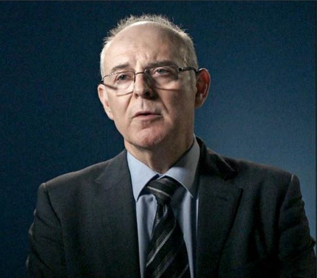 Das Foto zeigt das Portrait von Prof. Christian Reiter, ein eleganter älterer Herr mit Brille und Krawatte.