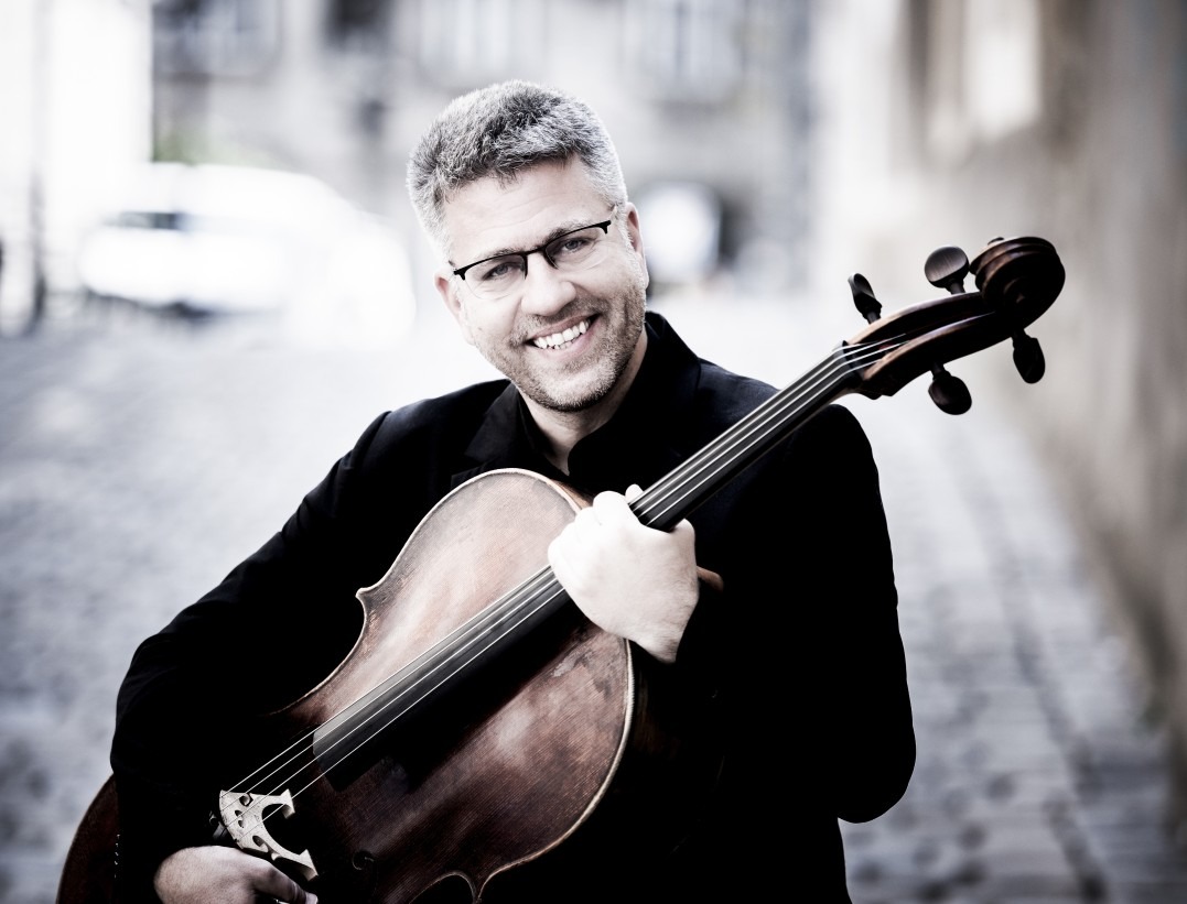 Christoph Hudler mit Violoncello